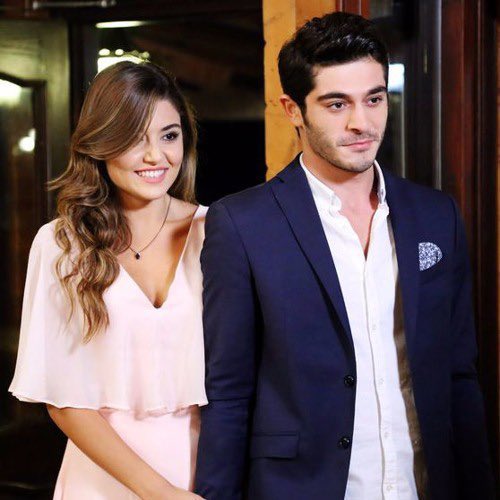 planetaseriesof's tweet photo. 🚨| #BurakDeniz, em sua recente aparição confirmou a notícia de sua nova série, não está claro se #HandeErçel se juntou ao elenco, mas Burak acha que trabalhar com Hande é muito interessante. Ele acrescentou que conversa com Hande de vez em quando, e que eles querem atuar juntos. https://t.co/RP6aj1LU6Z