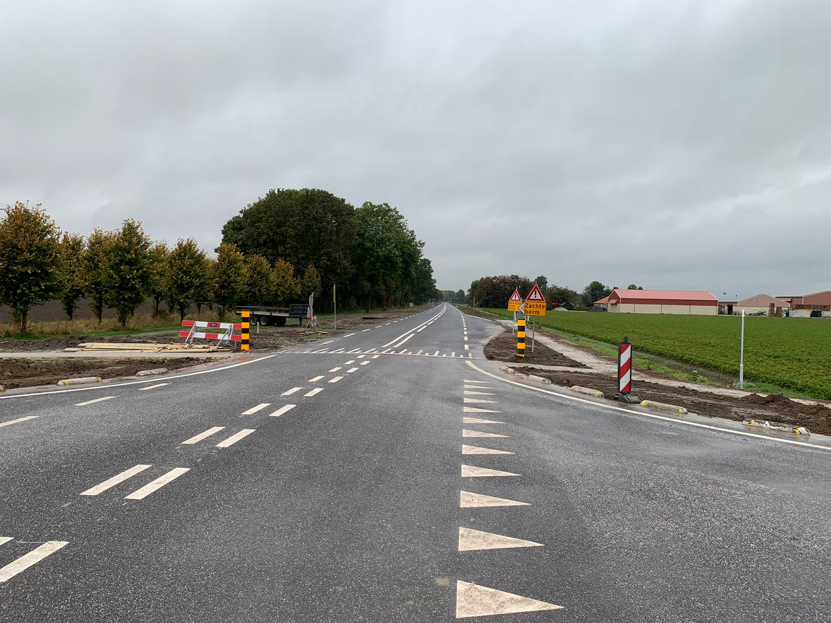FlevoWegen's tweet photo. De #N708 #Bremerbergweg is weer open voor doorgaand verkeer! Let op: zachte berm en langere remweg. https://t.co/brWXfhNs86