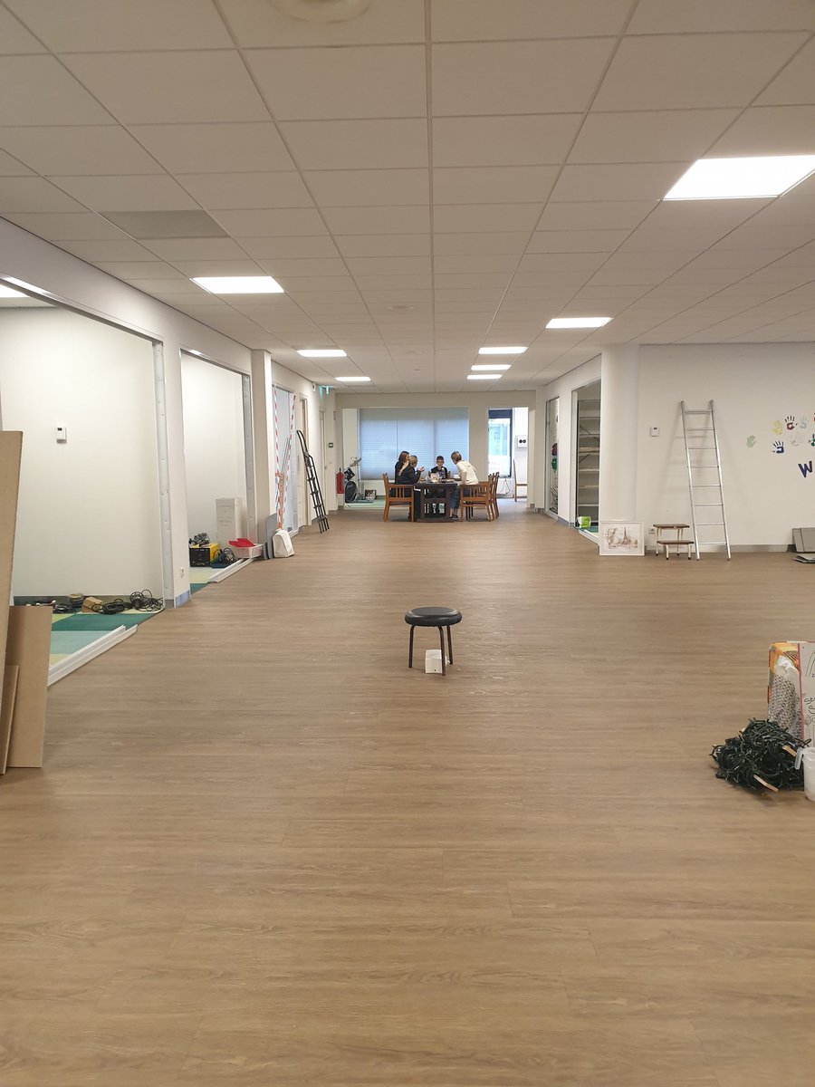 Je zal maar in Helmond wonen en architect willen worden als je 9 bent en je kan dat dus echt gaan doen in <a href="/WALHALLAb0492/">WALHALLAbHelmond</a> en dat je dan, omdat je de maquettetechniek beheerst, les mag geven..
Natuurlijk eerst lunchen in onze megagigalunchroom..
#onderwijs
#WALHALLAbStyle