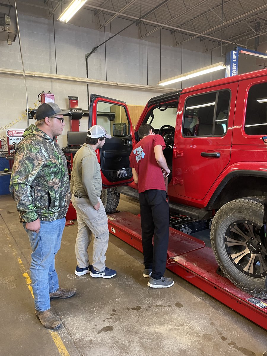 ECCEmpowers's tweet photo. Auto Tech students conducting a full-service oil change on EHS Principal Harwood's Jeep and Superintendent Davis' truck. Our students are PREPARED! #eccistheplacetobe https://t.co/02JPaV7OQS
