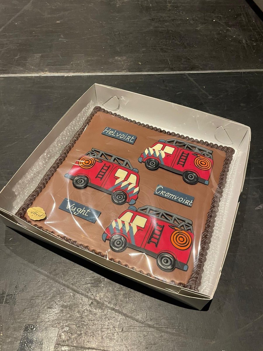 Wat zijn we trots op onze stoere vrouwen en mannen van de brandweerposten in Helvoirt, Cromvoirt en Vught
Als dank voor de fijne samenwerking ontving burgemeester Van de Mortel een prachtige taart
Omdat de zij altijd voor onze inwoners klaar staan,kregen zij een feestavond cadeau