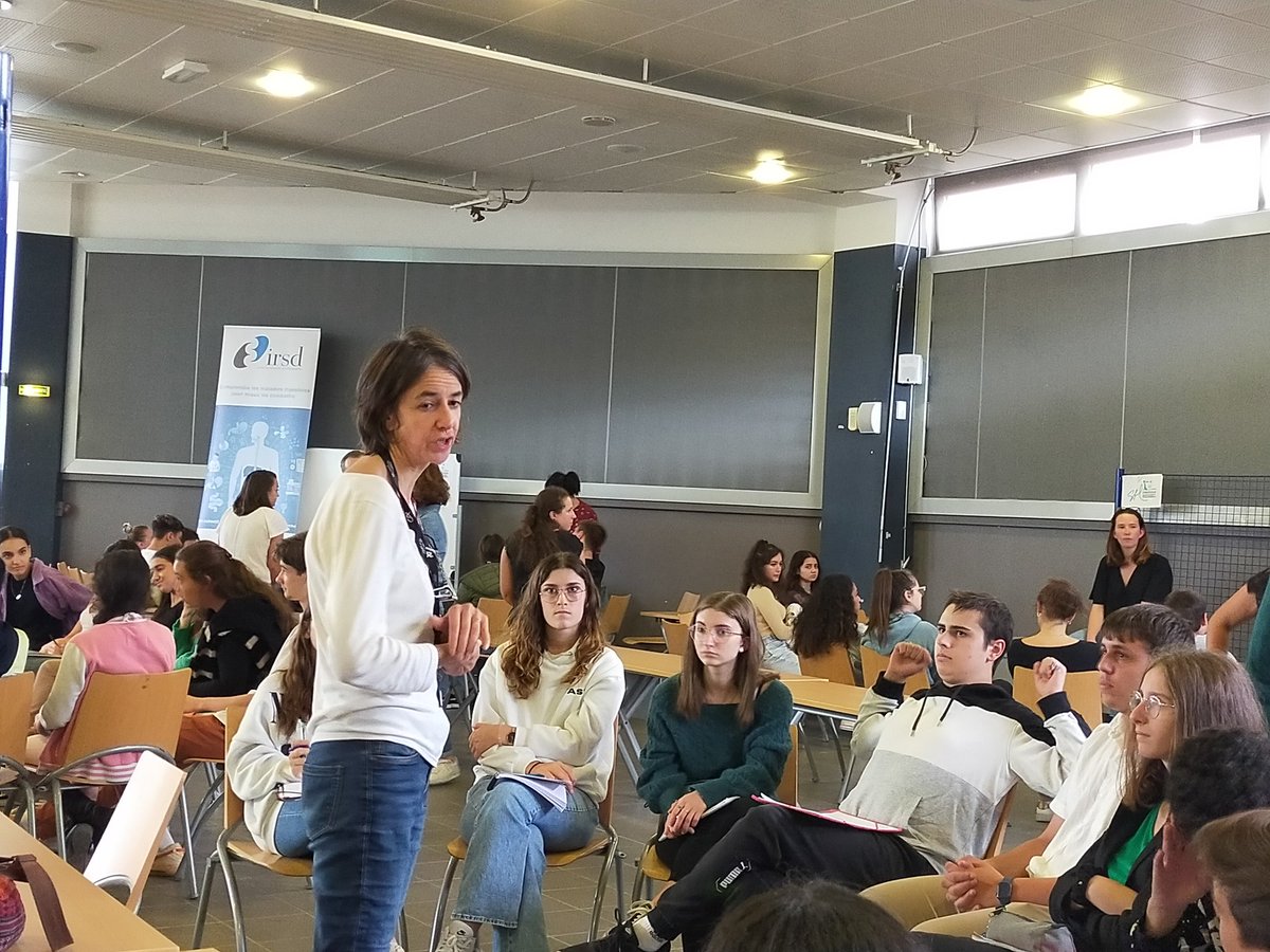Tables rondes pour échanger avec les élèves de la filière #STL #biotechnologie sur les opportunités post-bac et les différents métiers possibles. <a href="/LyceeHessel31/">Lycée Stéphane Hessel</a> <a href="/RagasAude/">Aude Ragas</a> Marie Pierre Puissegur, Myriam Roussigné, Agnès Wiedemann, et de nombreuses anciennes élèves
