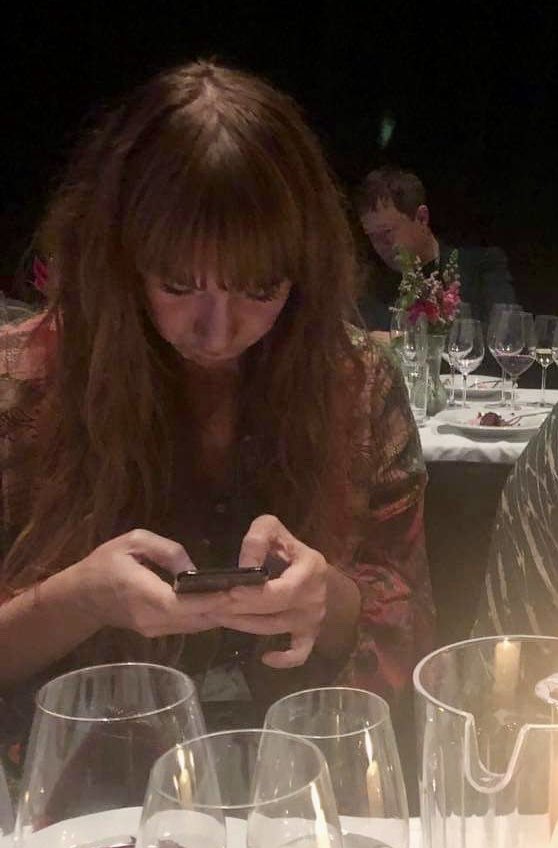 DesignerenSep's tweet image. Nej nej, jeg kan ikke høre efter hvad du siger, jeg er lige ved at tweete! Mine kolleger har bare syntes jeg var SÅ hyggelig at være på konference med i denne uge, hvor jeg har stået for @AAUforskeren profilen 😅🫣