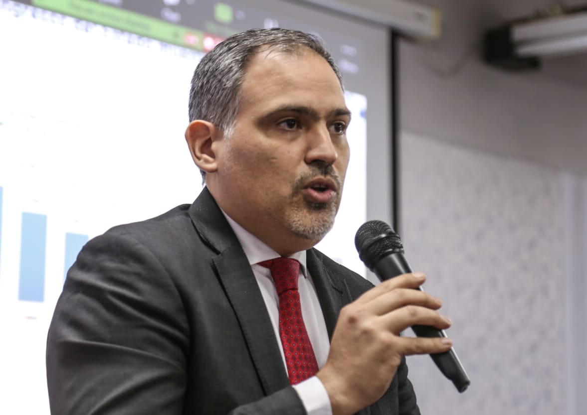 El viceministro <a href="/ElizecheMarco/">Marco Elizeche</a> dijo que el #PGN para el 2023 debe acompañar la transición a la senda de la sostenibilidad fiscal y la vuelta a los límites del 1,5% del déficit, por lo que no recomienda el aumento de los gastos rígidos. 

➡️ bit.ly/3MzlvV6