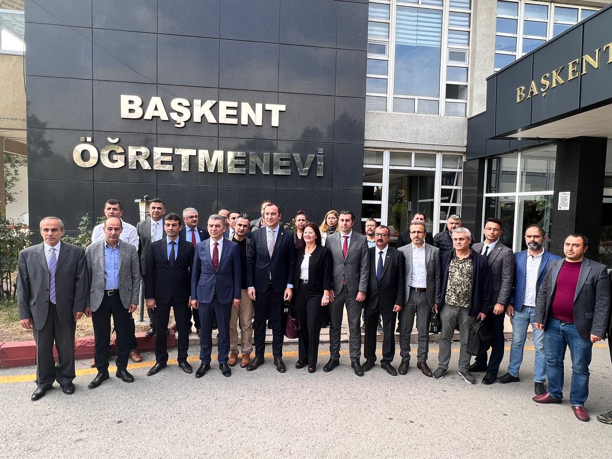 Ne olursa olsun öğretmenler birlik olmasın diyen, bu kareye girmeyi ısrarla reddeden iki etkisiz sendikayı ve başkanlarını #ÖgretmenlerUnutmaz