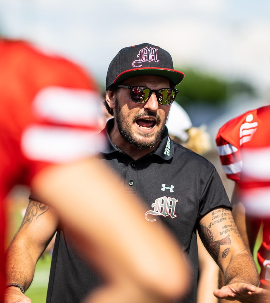 Jimmy Yock verlängert als Defense Coordinator bei den Mercenaries

mercenaries.de/news/3295/21/J…

📷 Stefan Tschersich

#AmericanFootball #Marburg #Mercenaries #GFL  #mercs #marburgfootball #mittelhessen #afvd #afvh #gfltv #GFL2 #landesliga #football #mm2023 #erima