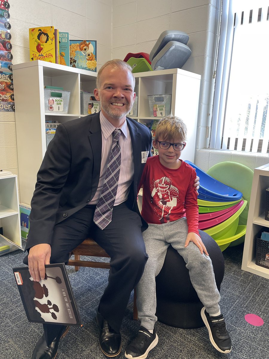 Our Mystery Reader brought some Creepy Carrots! <a href="/ctlbulldogs/">Centennial School</a> #osd135