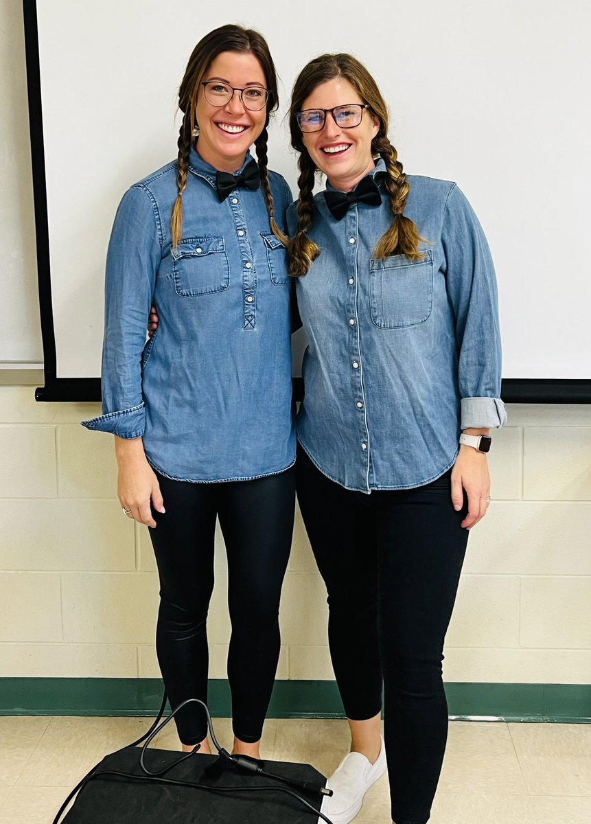 Kicking off #DHShomecoming week with #twinday 💛🐾💚🐾 #coteachersrock <a href="/she_radd/">shelby robertson</a> <a href="/delandbulldogs/">DeLand High Bulldogs</a>