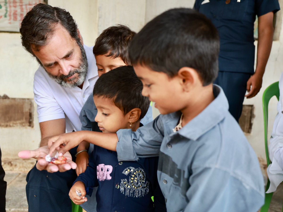 आओ बच्चों तुम्हें दिखाएं झाँकी हिंदुस्तान की

इस मिट्टी से तिलक करो ये धरती है बलिदान की

वंदे मातरम

#BharatJodoYatra 
<a href="/RahulGandhi/">Rahul Gandhi</a>
