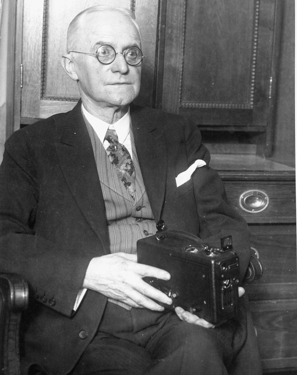 April_Shorty_'s tweet photo. #OTD - 10/14/1884 - #GeorgeEastman patents paper-strip #photographic #film.
#OnThisDay #TIH 
📸#Photo George #Eastman holding one of his #cameras
#Photograph #Photography #Camera #Kodak @Kodak #RollFilm https://t.co/UFZLRy0vHf