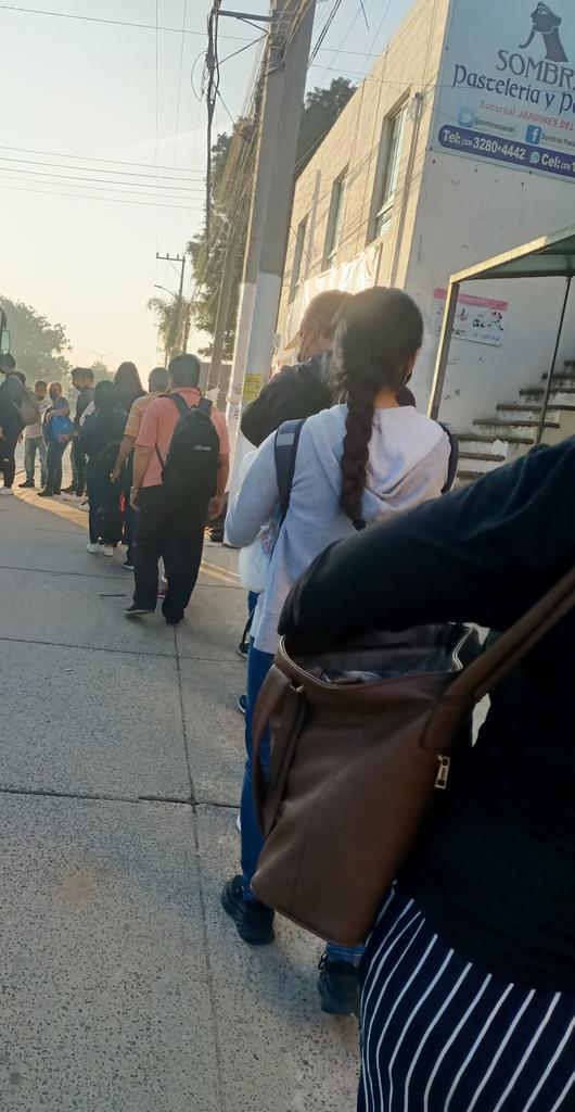 Keilamuron's tweet photo. @TransporteJal Fue en carretera vieja atesoran una cuadra antes del, itea siempre hacen lo mismo esos operadores de esa ruta se tardan más de una hora en pasar y cuando pasan nos dejan por qué ven que hay mucha gente y le vale madre déjanos como paso hoy https://t.co/oCoFX8E2NI