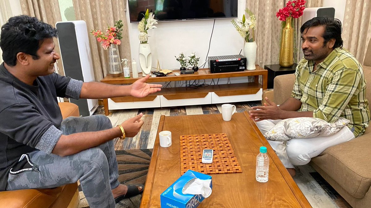 PoojaSuniramana's tweet photo. It's very rare to find someone who has utmost respect for all the technicians, It's #MakkalSelvan @VijaySethuOffl
Director Jogi Prem met Vijaysethupathi.
@KvnProductions @directorprems
@DhruvaSarja @SUPRITH_87 #VijaySethupathi #Prems09 #kvn04 #jogiprem #dhruvasarja https://t.co/qWLzYOTNom