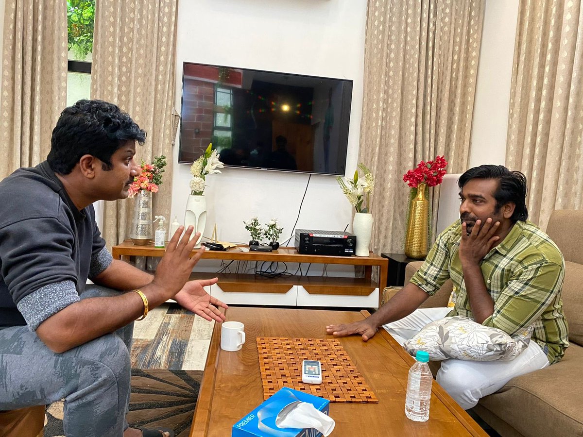 PoojaSuniramana's tweet photo. It's very rare to find someone who has utmost respect for all the technicians, It's #MakkalSelvan @VijaySethuOffl
Director Jogi Prem met Vijaysethupathi.
@KvnProductions @directorprems
@DhruvaSarja @SUPRITH_87 #VijaySethupathi #Prems09 #kvn04 #jogiprem #dhruvasarja https://t.co/qWLzYOTNom