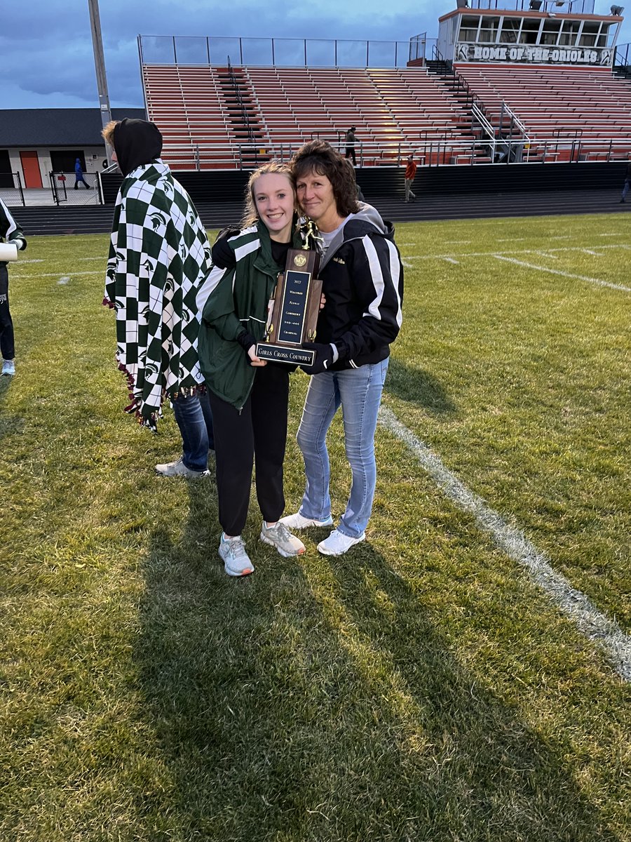 Marissarj13's tweet photo. Teamwork- the combined action of a group of people, especially when effective and efficient* otherwise known as the Laconia Spartan CC Team * First Ever Conference win/ Individual win for me as well- First Team All-Conference. Sectionals...here we come #SPARTANS #EATPASTARUNFASTA https://t.co/bIoAl2KTih