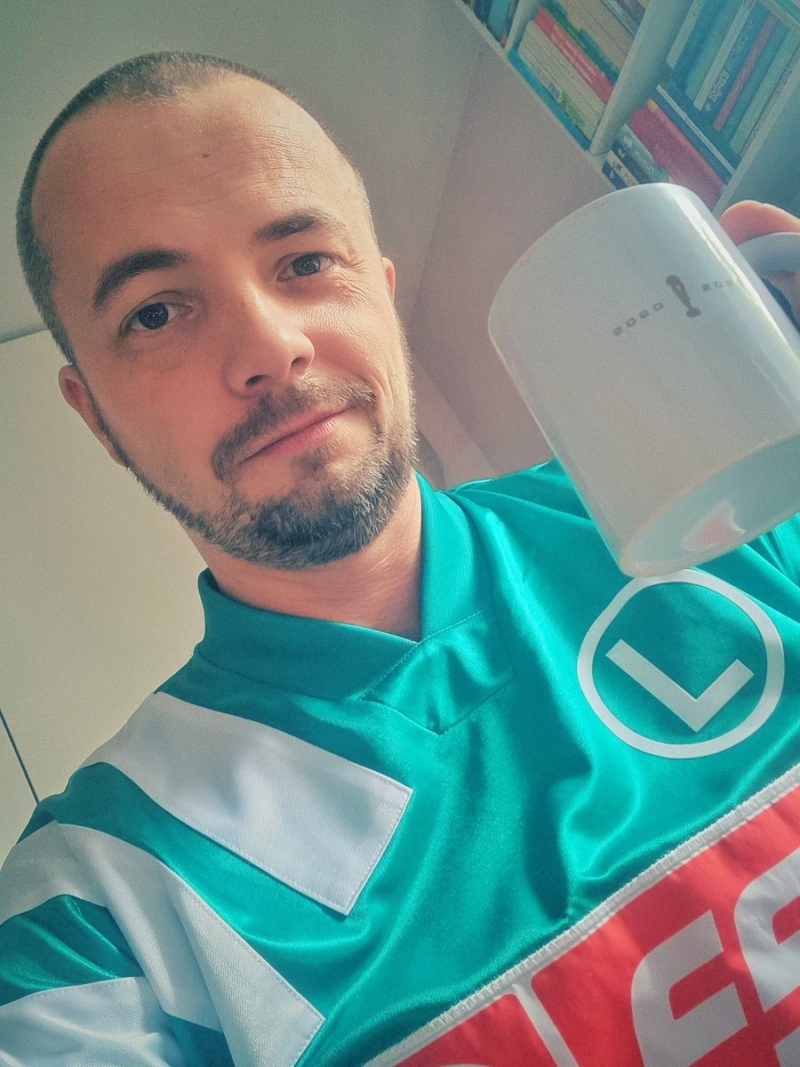 SP_LUK's tweet photo. Bez kawy do wieczora się nie da ☕️🤷♂️ A wieczorem o pobudzenie zadba @LegiaWarszawa - oby zadbała pozytywnie... 😅 #DzieńBarwowy ❤️🤍💚 #WPŁLEG ⚽️ #LegiaRetro https://t.co/N6xB8691aT
