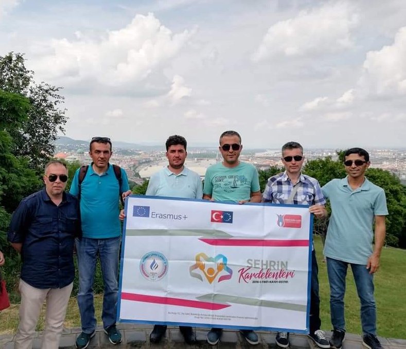 mkaya3370's tweet photo. ErasmusDays İle Paylaştıkça Çoğalıyoruz… 

#ErasmusDays #projelerleyeniufuklara #ulusalajans #ilkerastarcı #tuncayakkoyun #memkaraman 

@tcmeb @ulusalajans @KaramanValiligi  @tuncay_akkoyun @CaliskanMhm
@mcavasilkokulu https://t.co/qX6AY3lxwJ