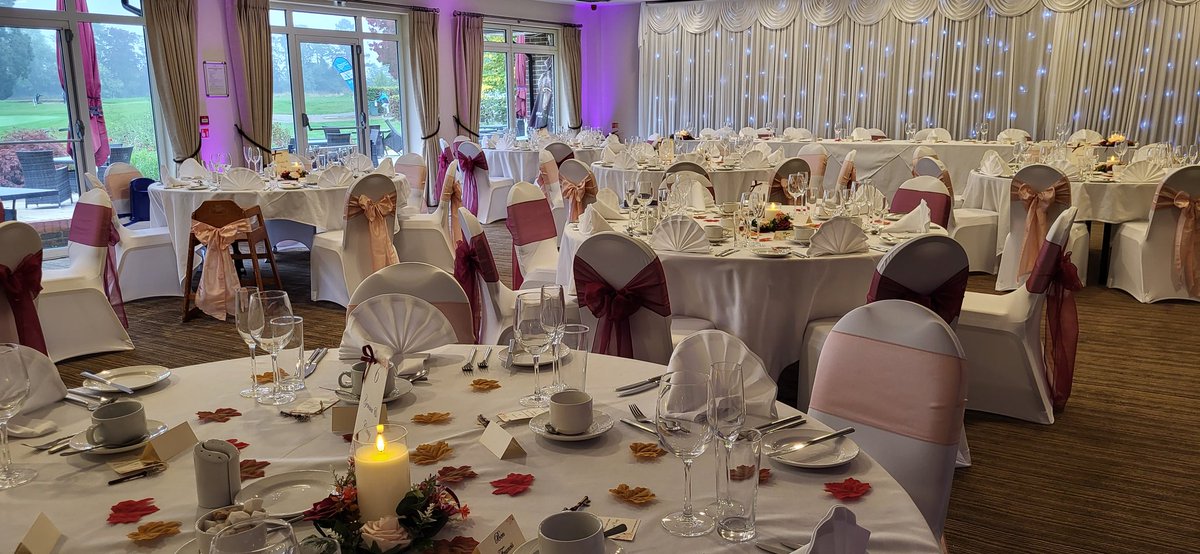 A beautiful autumnal theme for today's wedding 🍁🍂💍

#autumn #weddingflowers #weddingday #ido #bride #groom #harpenden #harpendenwedding #hertfordshirewedding #leaves