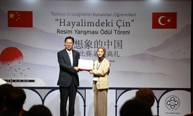 ChinaEmbTurkiye's tweet photo. Çin Halk Cumhuriyeti Büyükelçiliği ve Uluslararası Bilimsel ve Kültürel Araştırmalar Vakfı (UBİKAV) iş birliği ile düzenlenen “Hayalimdeki Çin Resim Yarışması-2022” ödül töreni ve sergi açılışı gerçekleştirdi. https://t.co/2tI8goO8um