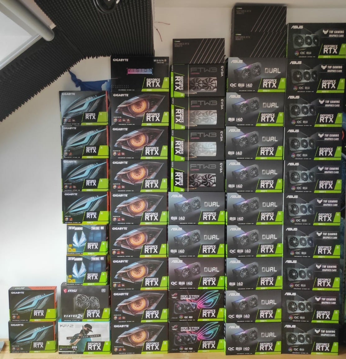 The week is not over if you are at <a href="/hexacon_fr/">Hexacon</a>
Join Thierry Doré at 12:30 tomorrow and learn about his journey into the wilderness of fuzzing NVIDIA GPU drivers and then exploiting them
hexacon.fr/conference/spe…
#WTFuzz #GPU #Fuzzing