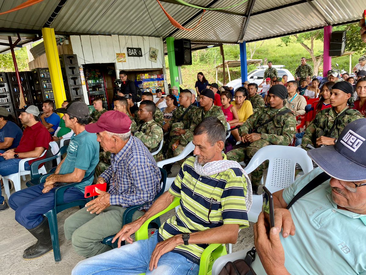 GobMeta's tweet photo. También se capacita y concientiza a la comunidad en las acciones que perjudican e influyen al cambio climático, recuperar y proteger nuestros bosques es un trabajo de todos.
#MetaVerde #UnArbolParaMiPais https://t.co/pPUahE2xDY