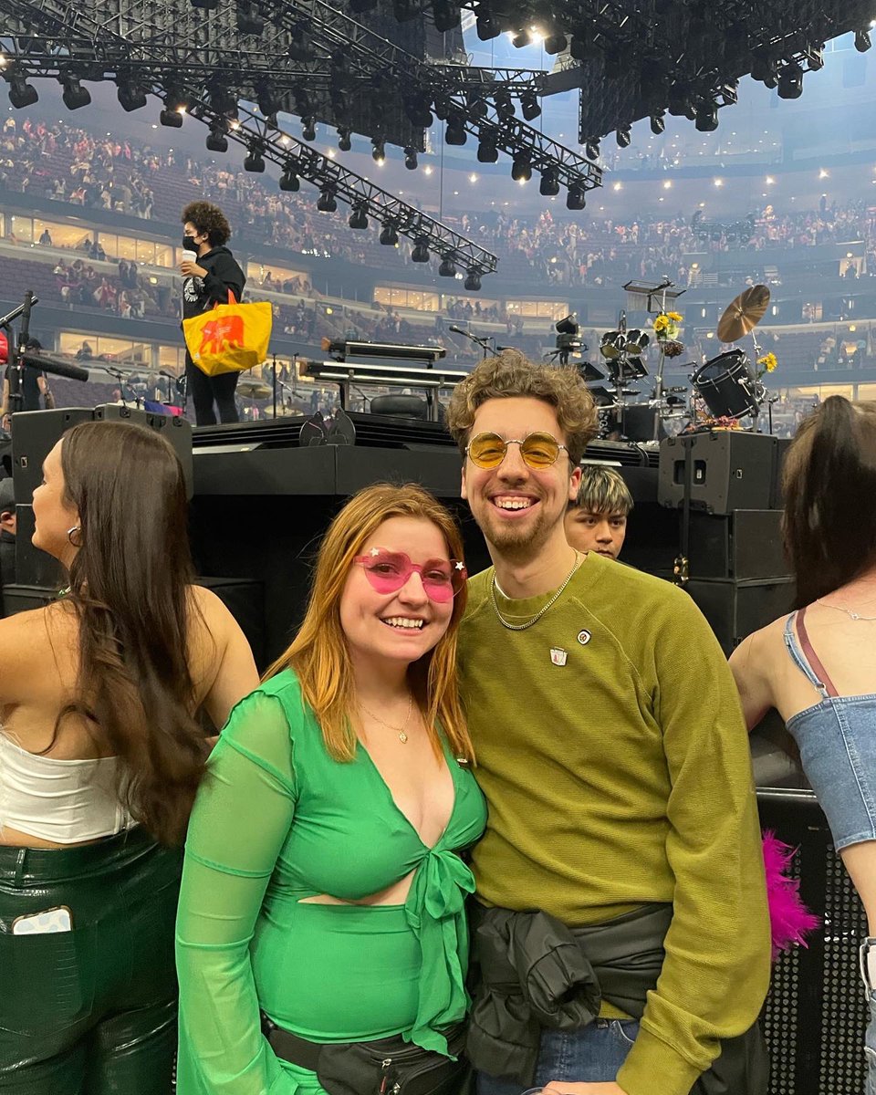 If anyone was at the Harry Styles concert last night (10/13) and has a pic/video of the big screen during love of my life please please please send it my way! My girlfriend and I were on it for 2 seconds, no cap.
See picture of us for reference TYSM. #hslotchicago #HarryStyles