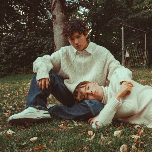 tracklist's tweet photo. FOFOS! Omar Rudberg e Edvin Ryding, de "Young Royals", estampam a edição de novembro da Gay Times. 🌈 https://t.co/FEy1c22UsR