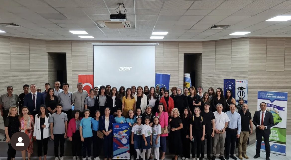 GaziantepArge's tweet photo. Gaziantep #erasmusgünleri programımız;öğrenci,öğretmen veli akademisyen paylaşım ve anlatımlarıyla başladı📢📢
Yeni hikayelere,yeni ufuklara..💫🇪🇺 
@Gaziantep_MEM @yasintepe @M_A_Tiryakioglu https://t.co/6Qqmrwj3Az