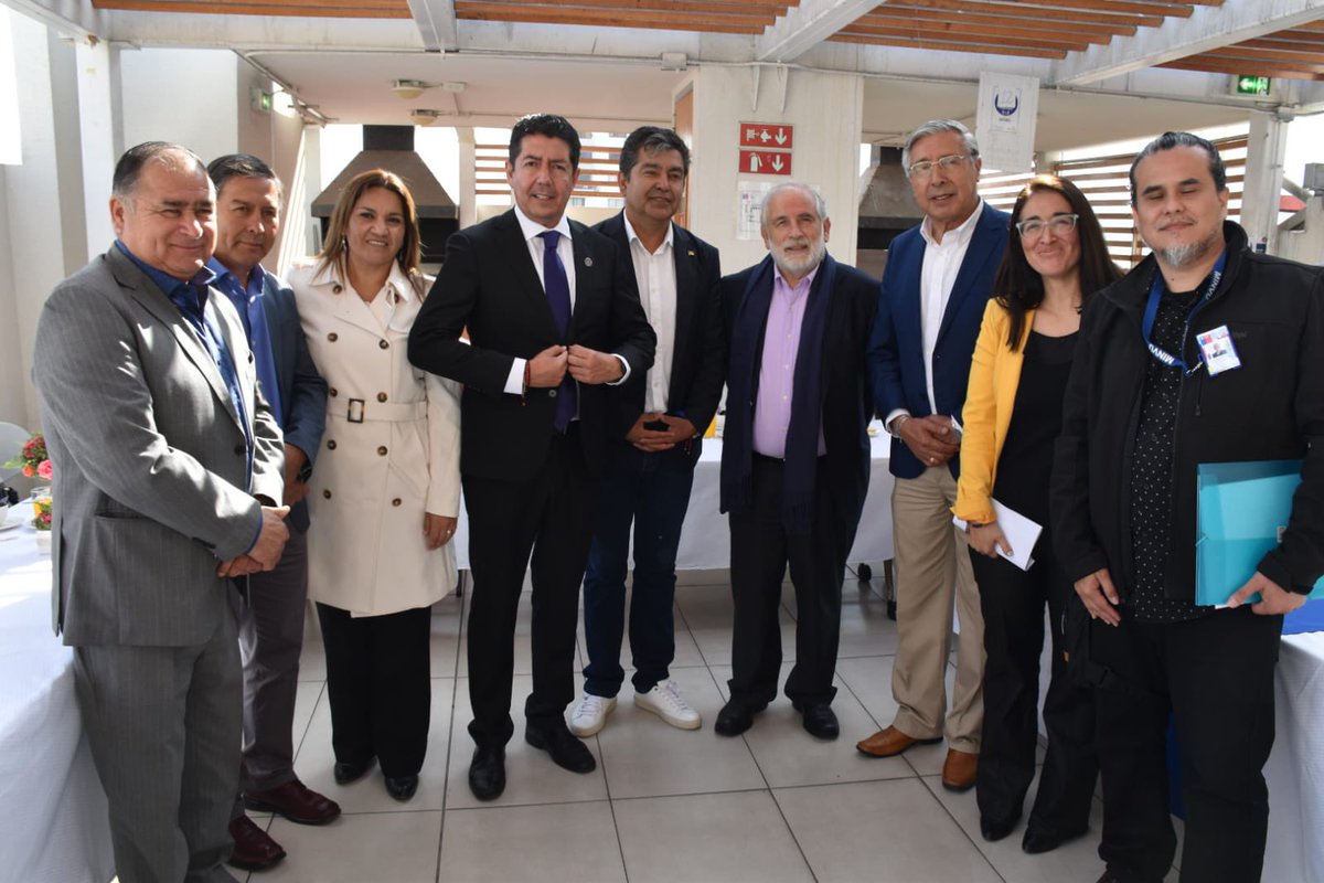 deborahparedess's tweet photo. 🟢Hoy nos reunimos con el Ministro del Minvu @carlosmontestwt para hablar sobre la emergencia habitacional que tenemos en la comuna y presentamos posibles soluciones para trabajar en conjunto por el bien de nuestr@s vecin@s de #Baquedano y #SierraGorda 💚 https://t.co/iZlKLjvjy5