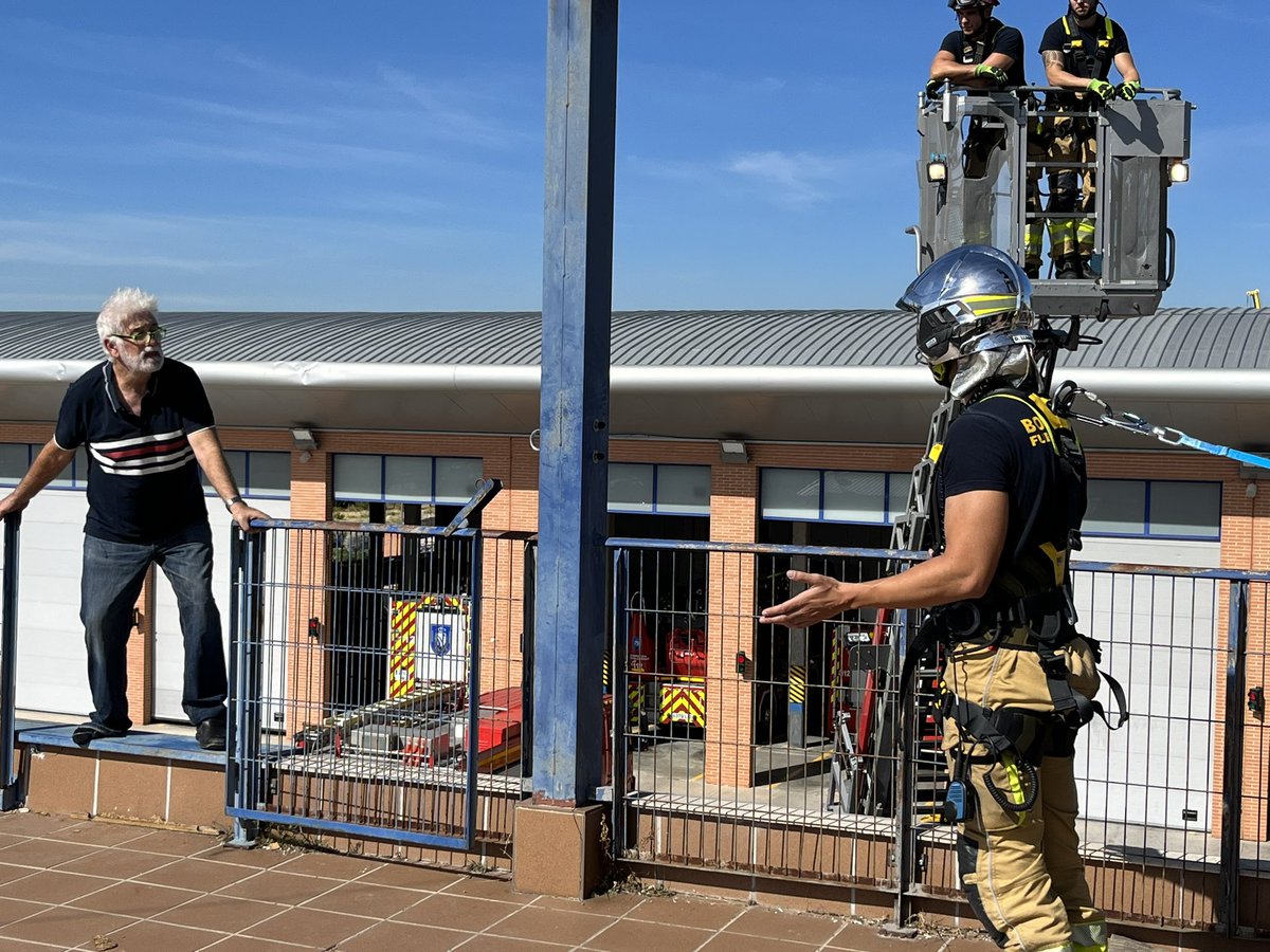 Nunca se deja de aprender en este maravilloso oficio hoy formación de tentativa de suicidio #bomberosfuenlabrada