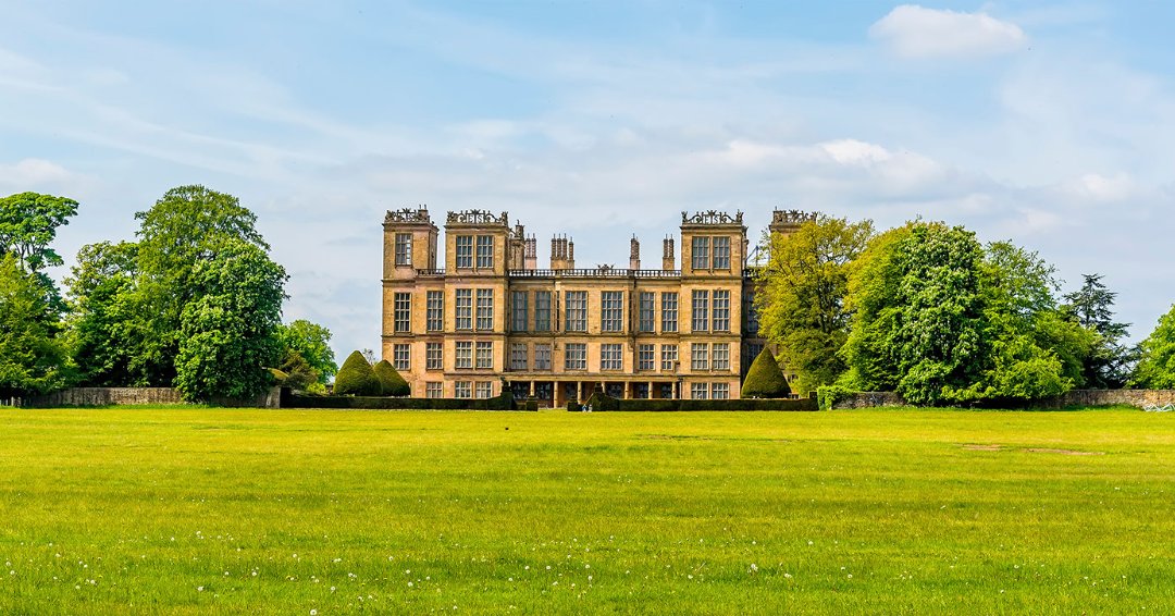 Magnificent isn't it! Hardwick Hall & Gardens is one of the many lovely stately homes in Derbyshire you can visit during your stay with us! #CruckBarnCottage #Barlow #StatelyHomes #Derbyshire #PeakDistrict #StayCation #Holiday #AutumnBreak #WinterBreak