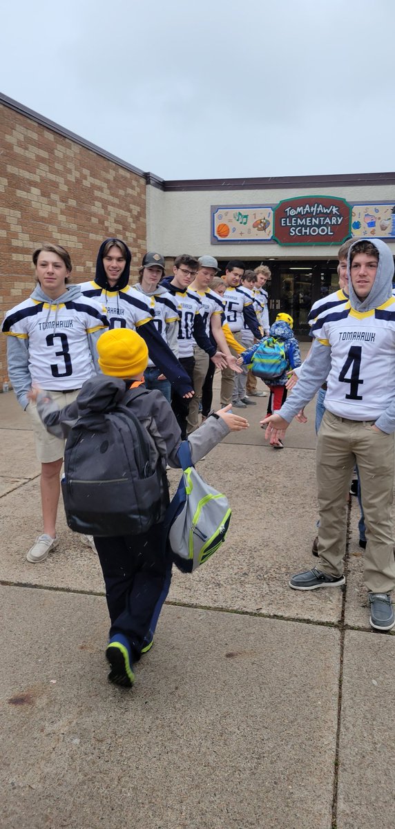 SamHrnndz's tweet photo. 🪓Week 9 Game Day🪓
@TomahawkFB vs Clintonville
7:00 pm at Clintonville HS
#gohatchets #proveit #wisfb https://t.co/rEB16kIke6