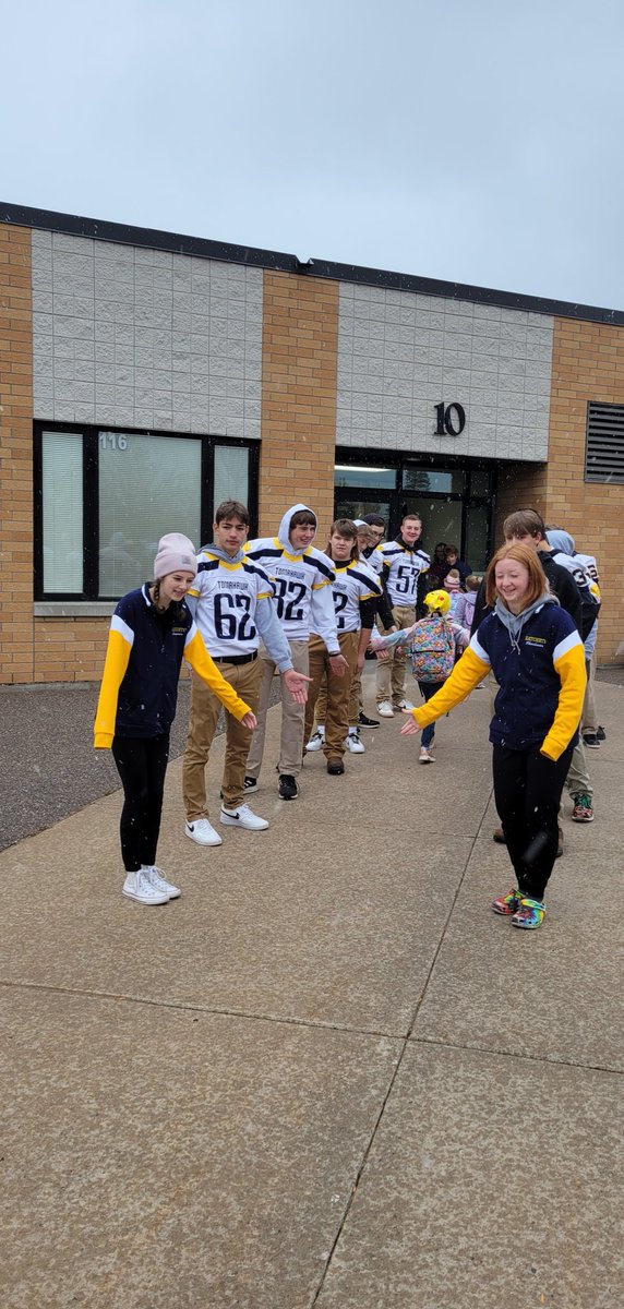 SamHrnndz's tweet photo. 🪓Week 9 Game Day🪓
@TomahawkFB vs Clintonville
7:00 pm at Clintonville HS
#gohatchets #proveit #wisfb https://t.co/rEB16kIke6