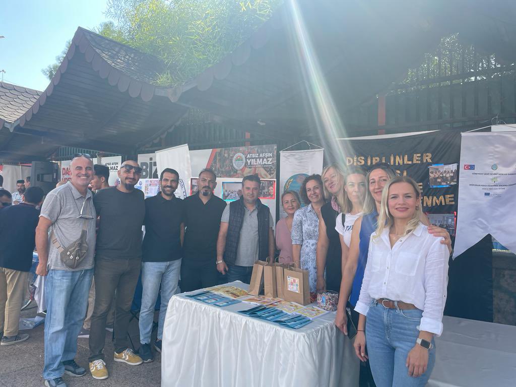 SehitNevzat1's tweet photo. Okulumuz Toroslar Belediyesi ve İlçe M.E.Müdürlüğümüz tarafından düzenlenen #ErasmusDays etkinliklerine katıldı.
@MersinMEM @toroslarmem @AdemKoca46 @Nazmikendigelen @ulusalajans @MersinMEMArGe @MemMuratKALA @BaykalBasdemir @serqansuren @ErasmusMersin https://t.co/q8BPULq3j4