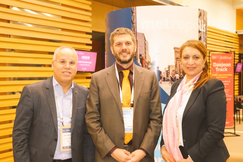 hatem_kedim's tweet photo. Réunion bilatérale avec le secrétaire général de Métropolis en marge du congrès mondial de CGLU.
#Deajeon10_14oct2022_
#TunisMétropole_
#Vision_
#Résilience_
#Inclusion_
#ODD2030_
Construisons l'avenir ensemble ! https://t.co/8bDAYbnPk6