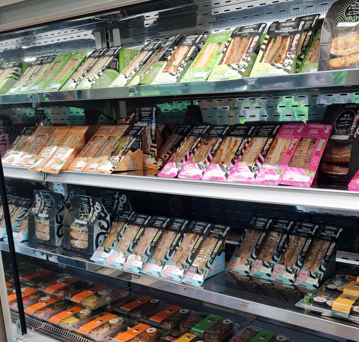 foodedgehill's tweet photo. Happy Monday all🌞 We're open as normal for all your tasty food and drink fixes across Sages Hatch, Starbucks, The Red Bar, Garden 41 and Roots. See you there 👋 #MyEHU #breakfast #lunch #dinner
Check out our opening times: https://t.co/boLPvIAFix https://t.co/ksjeTanvCw