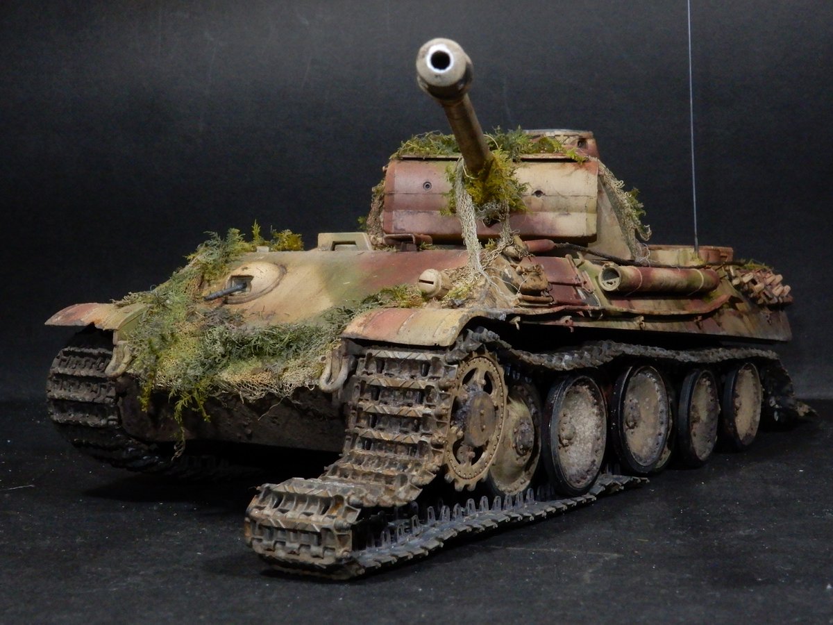 Yoshi84525254's tweet image. 【PantherG 進捗14】

相変わらず遺棄戦車にしちゃってますが・・・😅
車体上部を汚しました。
ちょっとやり過ぎたかもしれません😅💦
#タミヤ　#パンター　#PantherG #戦車模型