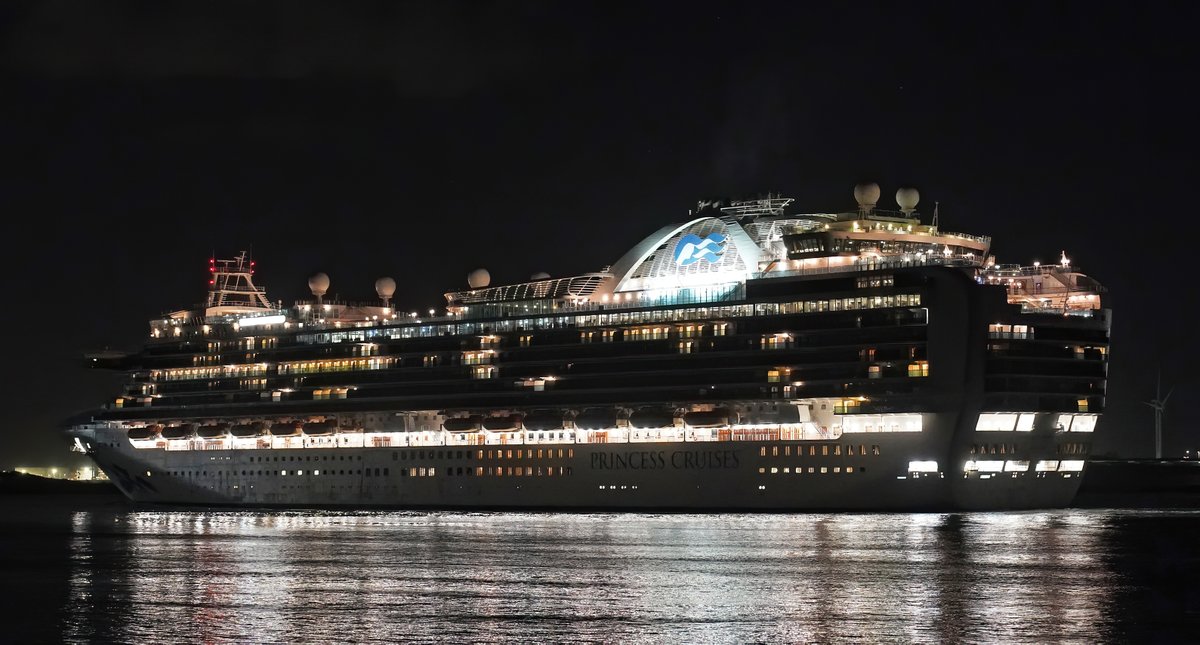 De Emerald Princess is deze week aangekomen voor een dokbeurt bij #Damenshipyard Mooi dat #cruiseschepen weer onze reparatiewerven gaan gebruiken. Dat is goed nieuws voor @HavenRotterdam