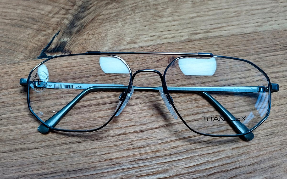 Baron_Snoopy's tweet photo. Man glaubt es nicht ...😲
Wollte nur kurz meine Brille von unserem Optiker richten lassen ....
Da fällt mich hinterlistig diese gemeine, böse, fiese, zukünftige Sonnenbrille an😱
#Ueberfall😎🤷 #HimmelArschundZwirn😇 https://t.co/57lBesIfGE