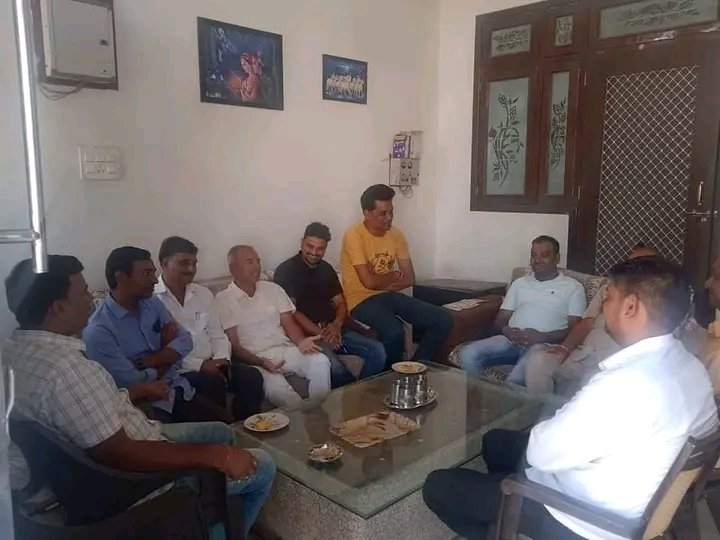 दीपावली की चर्चा करते हुए पूर्व एमएलए राजेंद्र जी भाई साहब के साथ चर्चा करते हुए आगामी चुनाव को देखते हुए