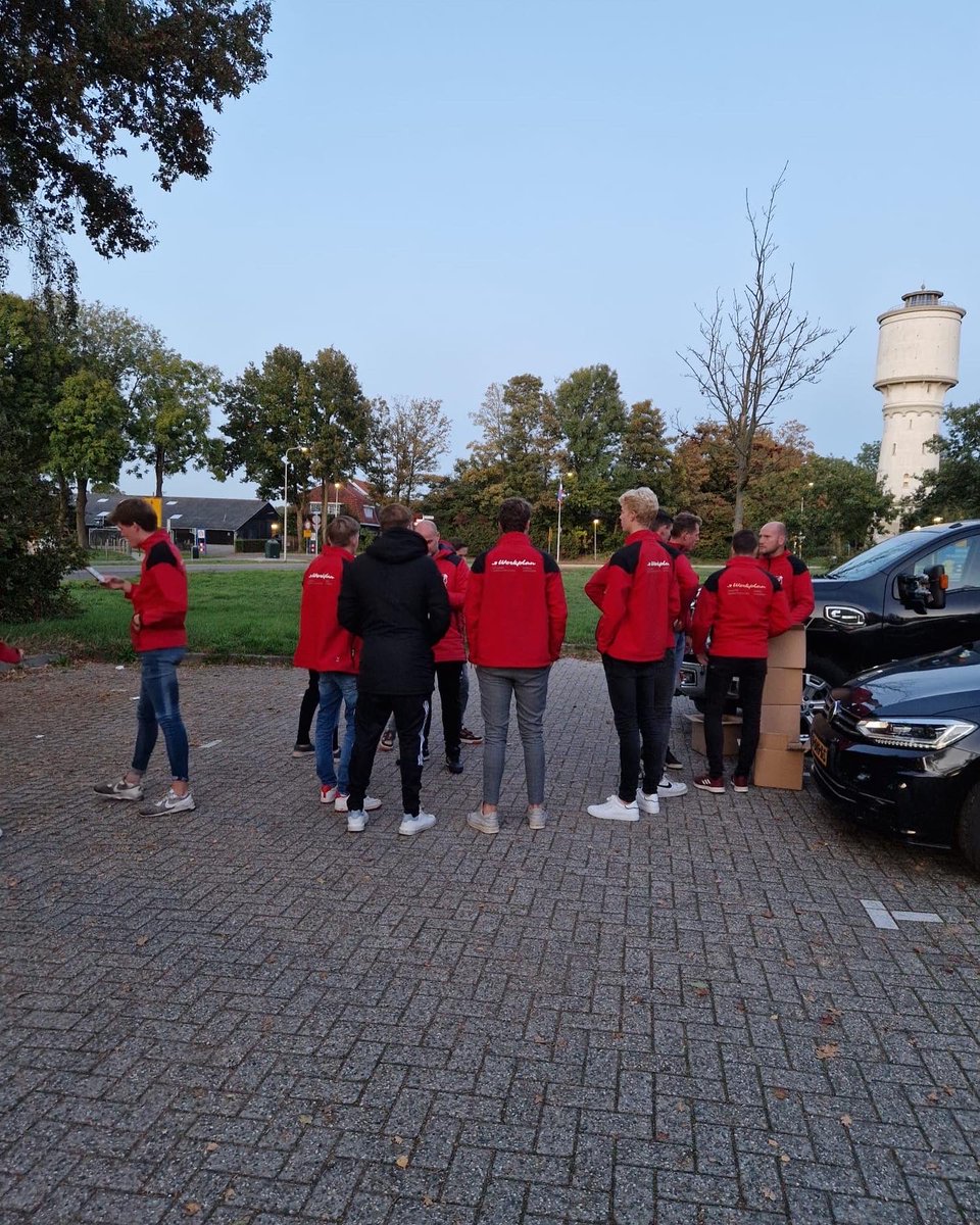 Svn69Nijeveen's tweet photo. Afgelopen dinsdag heeft onze eerste selectie de presentatie gids rond gebracht door de hele Nieuweveense landen! Goed gedaan jongens👏🏽 #veelleesplezier #svn69 #presentatiegids https://t.co/lB8UIiisXl