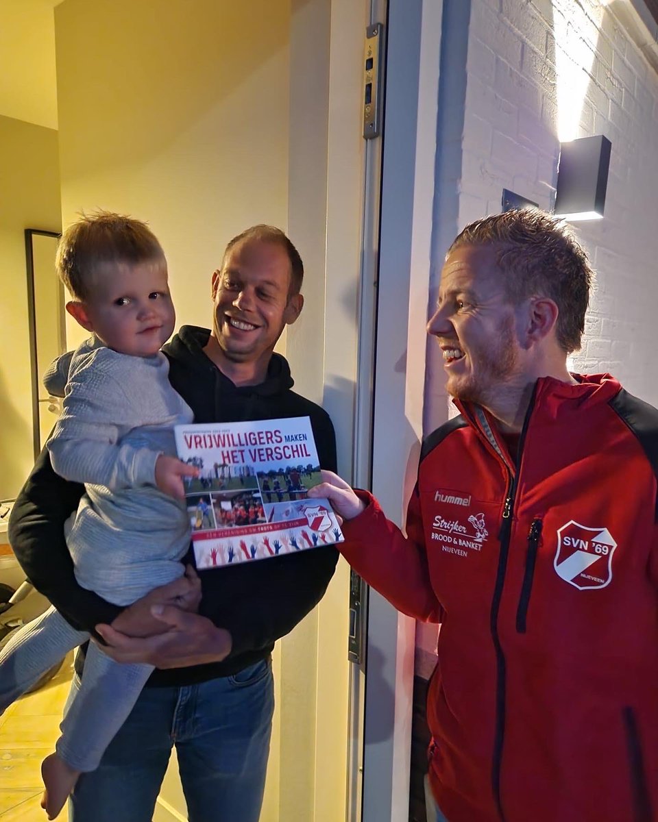 Svn69Nijeveen's tweet photo. Afgelopen dinsdag heeft onze eerste selectie de presentatie gids rond gebracht door de hele Nieuweveense landen! Goed gedaan jongens👏🏽 #veelleesplezier #svn69 #presentatiegids https://t.co/lB8UIiisXl
