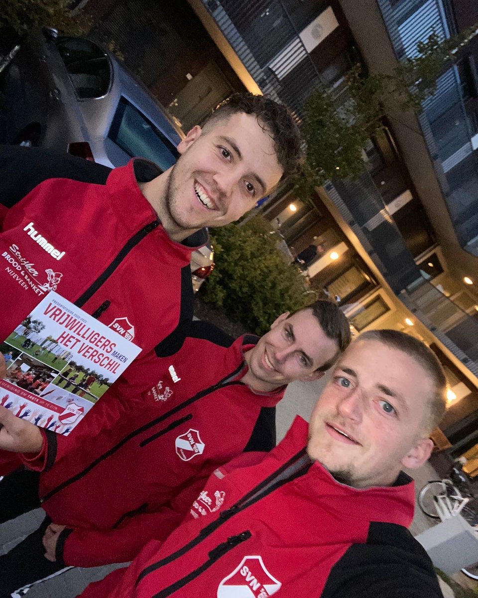 Svn69Nijeveen's tweet photo. Afgelopen dinsdag heeft onze eerste selectie de presentatie gids rond gebracht door de hele Nieuweveense landen! Goed gedaan jongens👏🏽 #veelleesplezier #svn69 #presentatiegids https://t.co/lB8UIiisXl