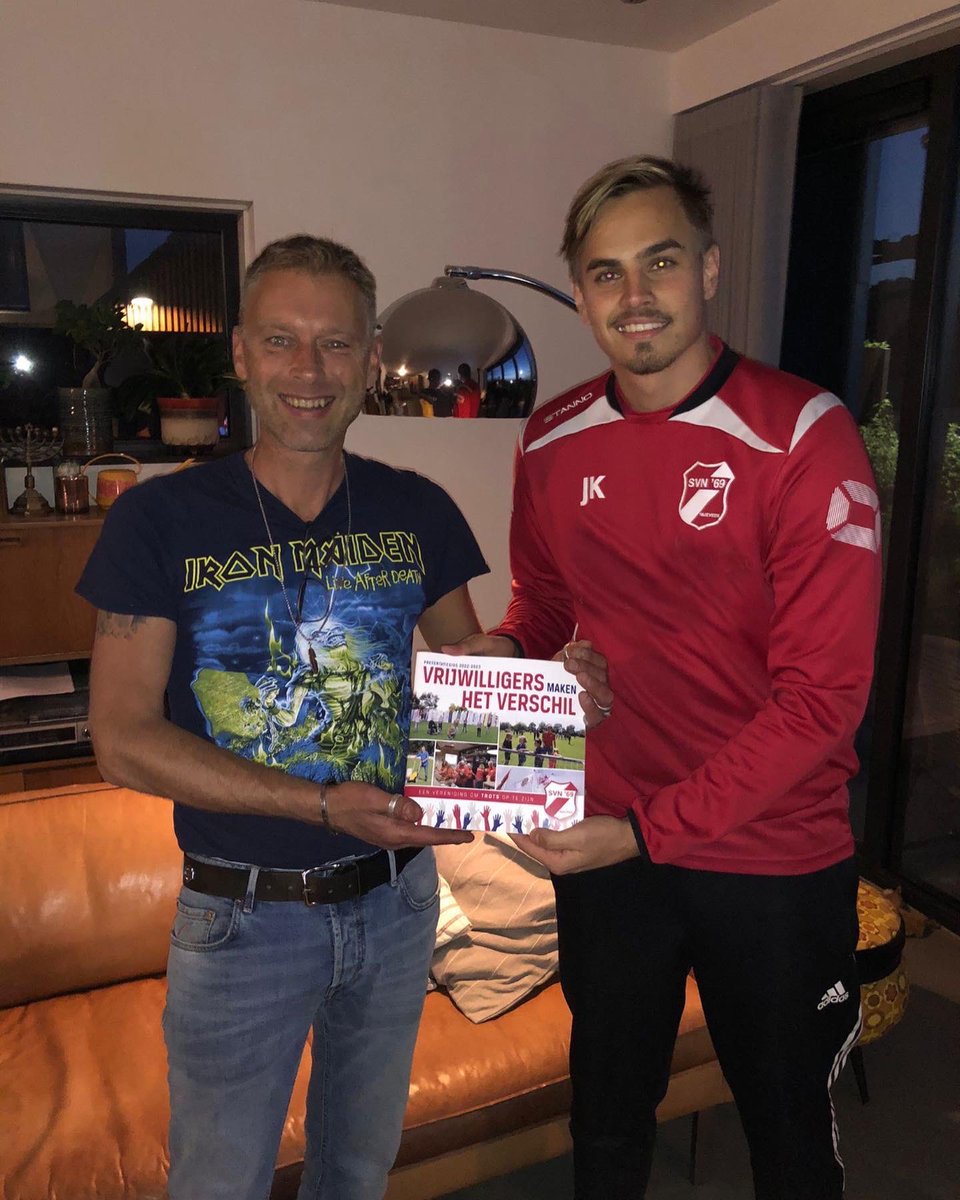 Svn69Nijeveen's tweet photo. Afgelopen dinsdag heeft onze eerste selectie de presentatie gids rond gebracht door de hele Nieuweveense landen! Goed gedaan jongens👏🏽 #veelleesplezier #svn69 #presentatiegids https://t.co/lB8UIiisXl