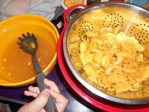 HealthyChickens's tweet photo. Apple cider vinegar for chickens is a great way to keep your flock healthy, but it’s expensive to buy. Learn how to make your own below, plus good ways to use it for your flock:

https://t.co/SVhPZN1q4B

#backyardpoultry #raisingchickens #homestead https://t.co/bOCVJpjAnw