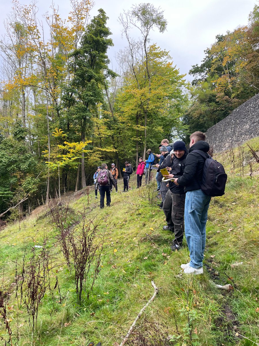 CovGeography's tweet photo. 12.10.2022: Students on our GeoInformatics module visited the Peak District to map a landslide as a first step towards building a landslide susceptibility model with Dr Nigel Trodd and @drblackett. #gis #studygeography #hazardmapping https://t.co/GjP1JXoWHV