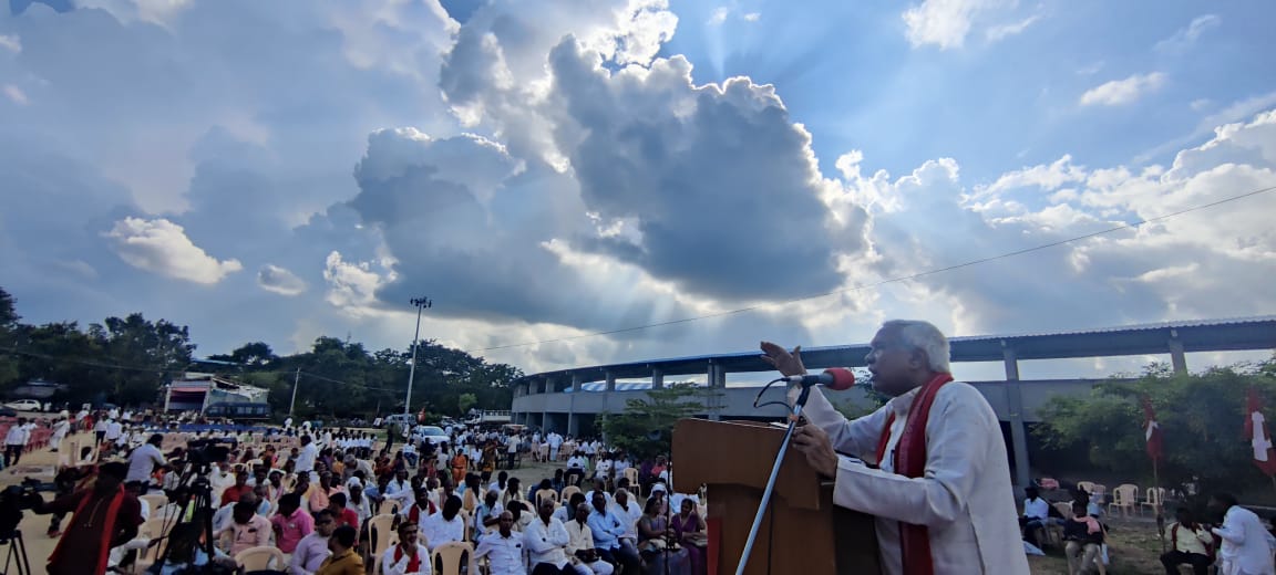 KisanSabha's tweet photo. The 17th State Conference of Karnataka Prantha Raitha Sangha (affiliated to AIKS) started with a rally in Raichur in which thousands of farmers participated defying the sweltering heat. The Rally culminated in a Public Meeting which was addressed by Hannan Mollah, #AIKS (1/3) https://t.co/e5Gcs1zTfI