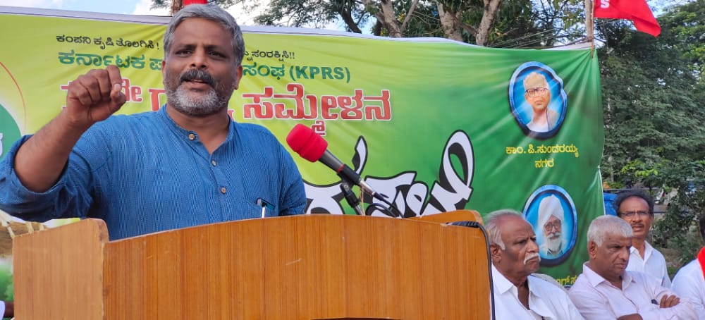 KisanSabha's tweet photo. The 17th State Conference of Karnataka Prantha Raitha Sangha (affiliated to AIKS) started with a rally in Raichur in which thousands of farmers participated defying the sweltering heat. The Rally culminated in a Public Meeting which was addressed by Hannan Mollah, #AIKS (1/3) https://t.co/e5Gcs1zTfI