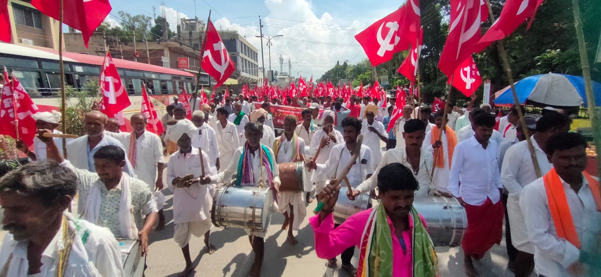 KisanSabha's tweet photo. The 17th State Conference of Karnataka Prantha Raitha Sangha (affiliated to AIKS) started with a rally in Raichur in which thousands of farmers participated defying the sweltering heat. The Rally culminated in a Public Meeting which was addressed by Hannan Mollah, #AIKS (1/3) https://t.co/e5Gcs1zTfI