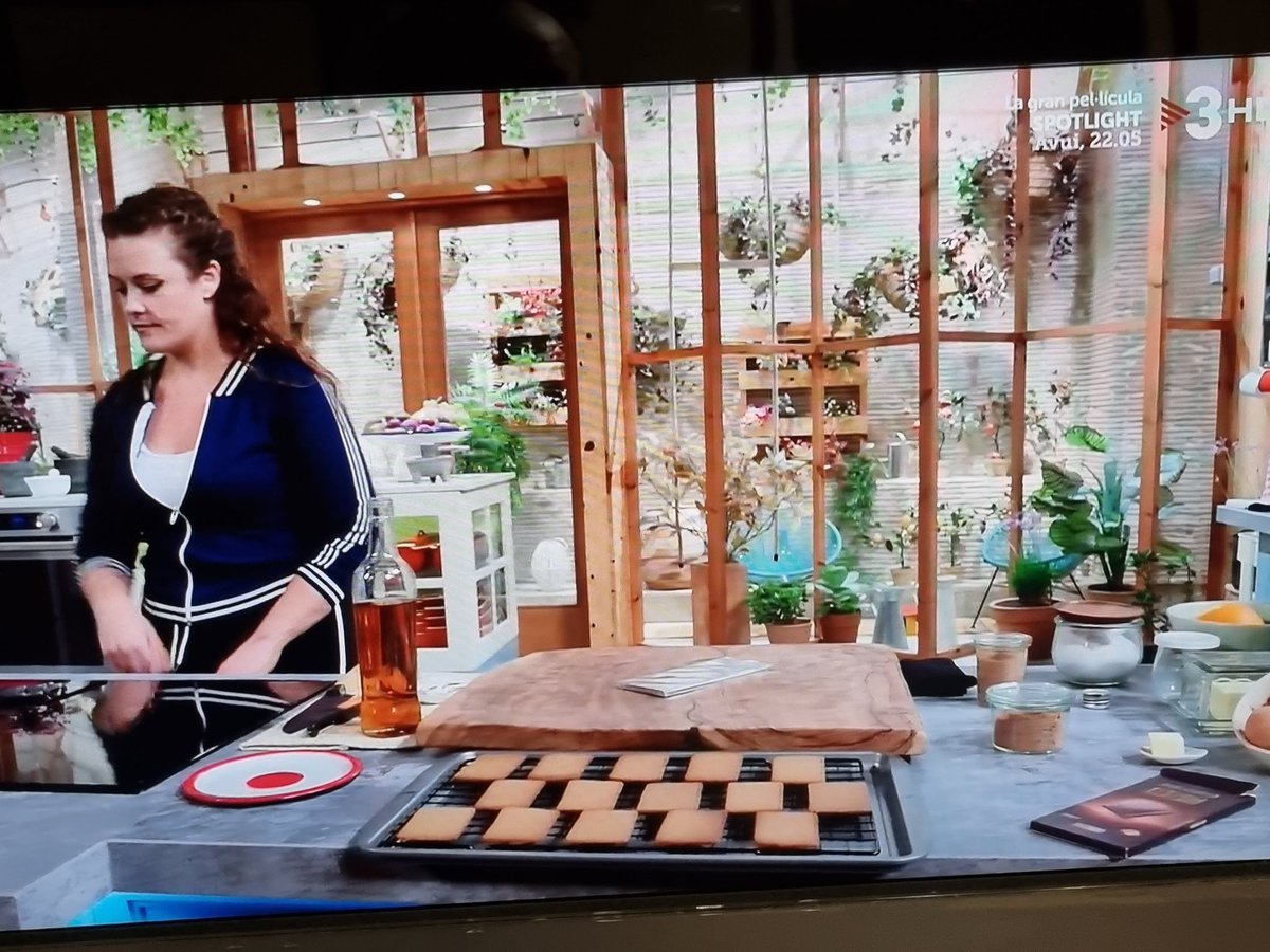 .<a href="/tv3cat/">TV3 és ara @Som3Cat</a>: 🤔No teniu cap #davantal o jaqueta de #cuina, per la noia que fa les receptes del <a href="/cuinesTV3/">Cuines</a> i que no es vegi tan el #xandall, com si anés a presentar un programa🏃‍♀️🏀 d'esports❓️
i posats a demanar: un #gorro👩‍🍳❓️

🙋‍♂️Trobo a faltar programes de cuina i #gastronomia😉