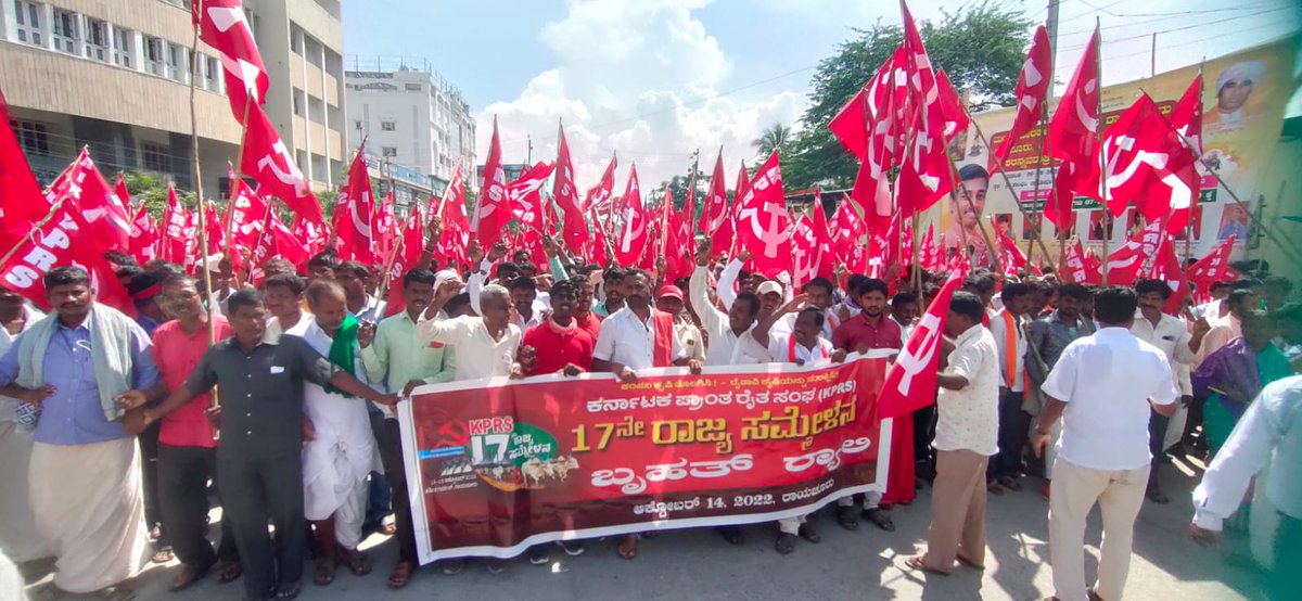 KisanSabha's tweet photo. The 17th State Conference of Karnataka Prantha Raitha Sangha (affiliated to AIKS) started with a rally in Raichur in which thousands of farmers participated defying the sweltering heat. The Rally culminated in a Public Meeting which was addressed by Hannan Mollah, #AIKS (1/3) https://t.co/e5Gcs1zTfI